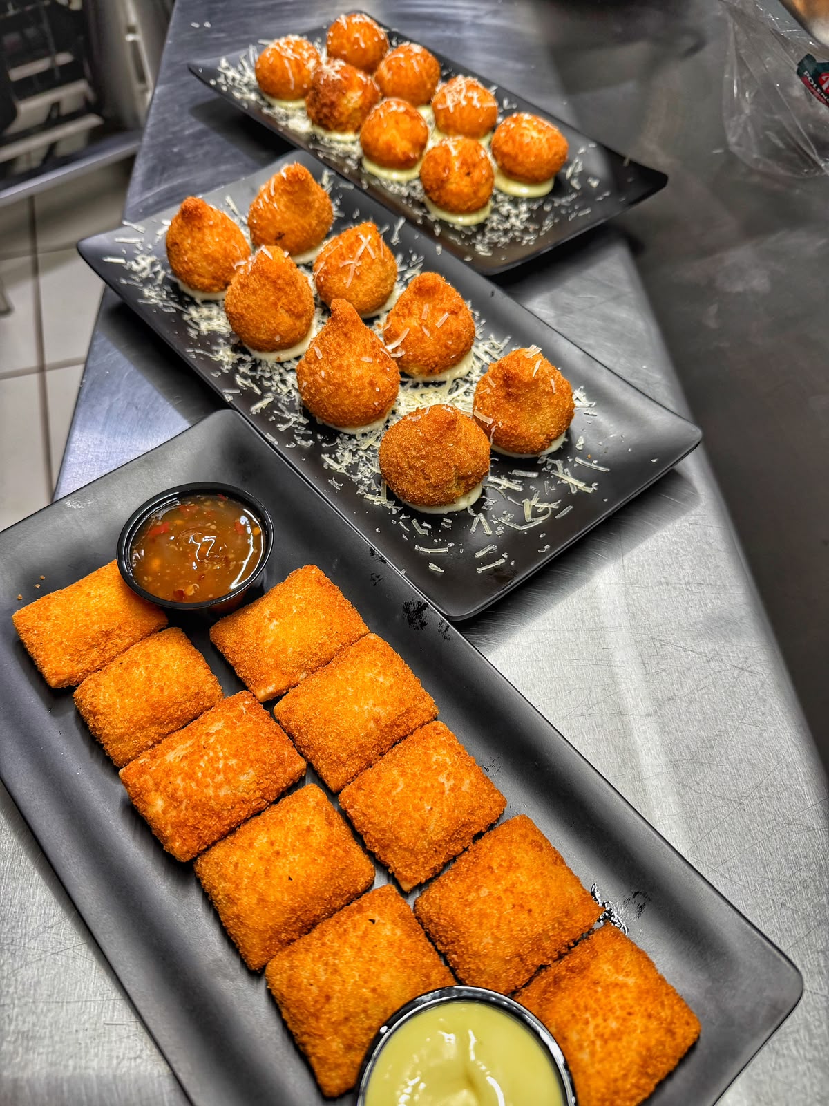 Porções fritas: bolinhas de queijo, coxinhas e nuggets