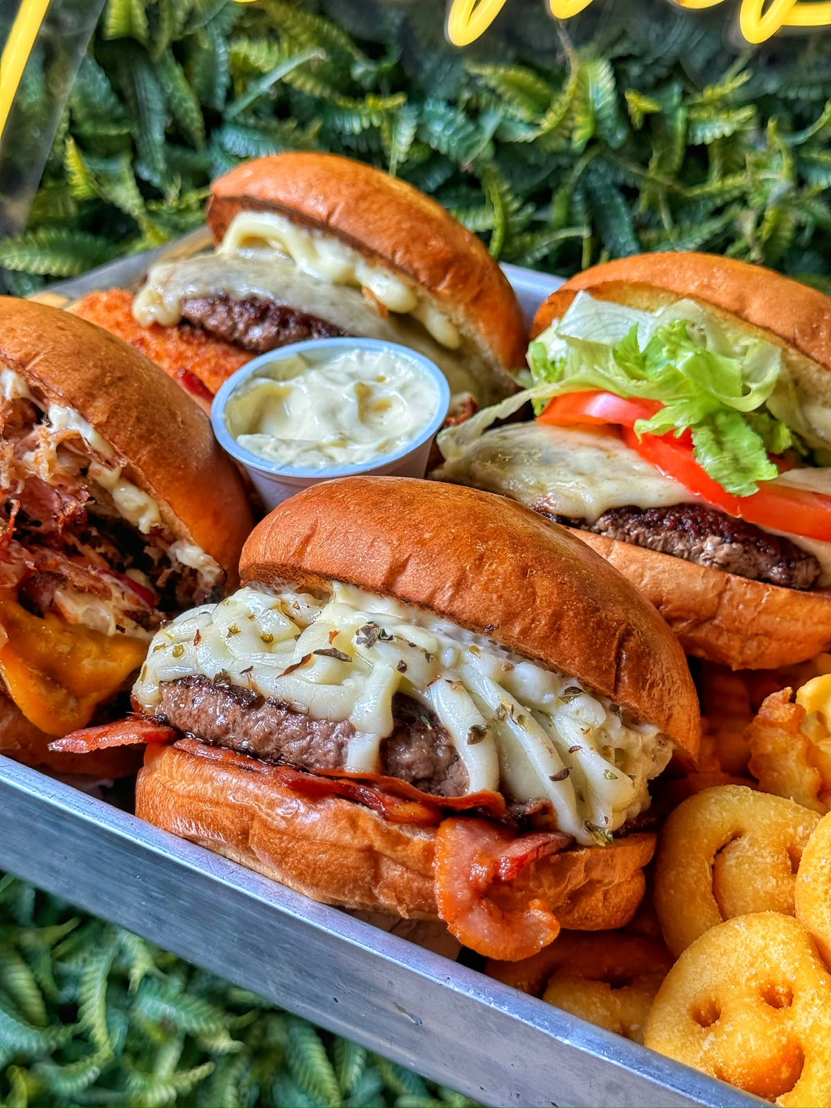 Bandeja com vários hambúrgueres artesanais da Garage 84 Burger