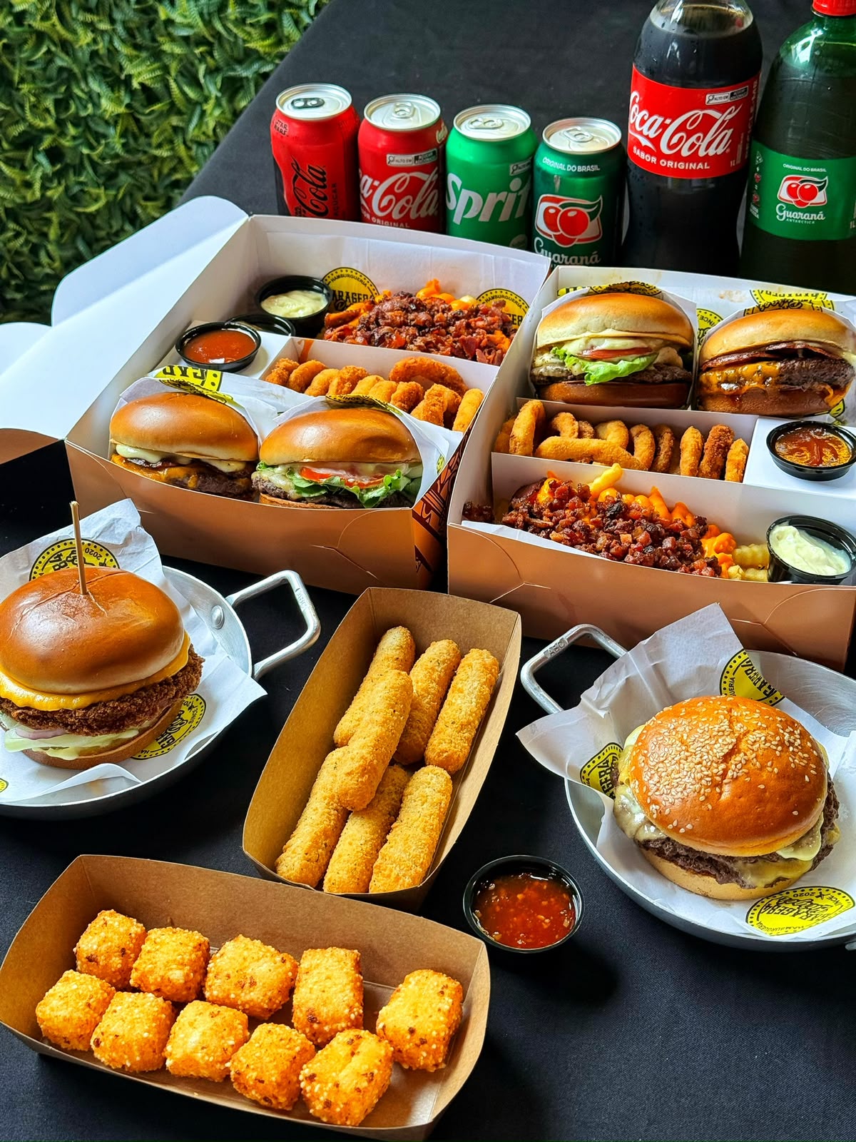 Combos com hambúrgueres, porções, fritas e bebidas