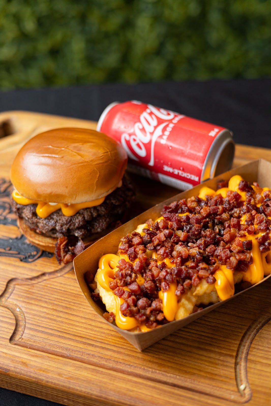 Hambúrguer com fritas cheddar e bacon