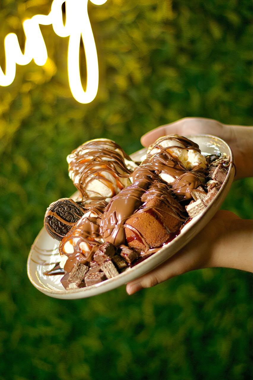 Sobremesa com sorvete, calda de chocolate e biscoitos